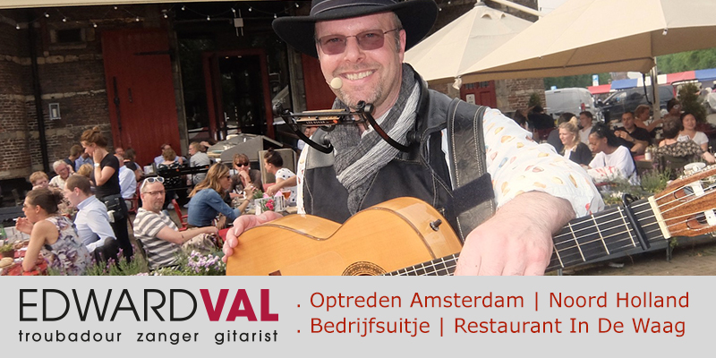 Zanger-gitarist-Amsterdam-Bedrijfsuitje-Mobiel-optreden-Troubadour-Edward-Val-inhuren-Live-muziek-Nieuwmarkt-Restaurant-Cafe-In-de-Waag