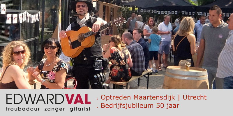 Zanger-gitarist-feest-Maarsbergen-Troubadour-Edward-Val-Mobiele-live-muziek-inhuren-Rondlopende-muzikant-Utrecht-boeken