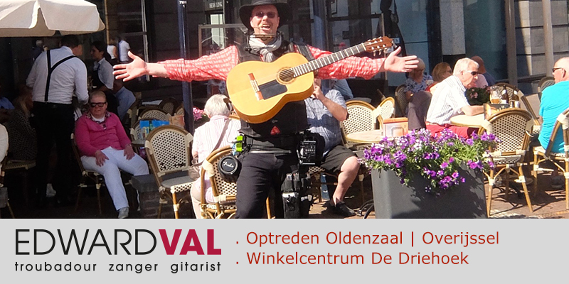 Zanger-gitarist-troubadour-Edward-Val-Optreden-winkelcentrum-De-Driehoek-Oldenzaal-Overijssel-Kinderanimatie-Mobiele-live-muziek-Rondlopende-muzikant-boeken