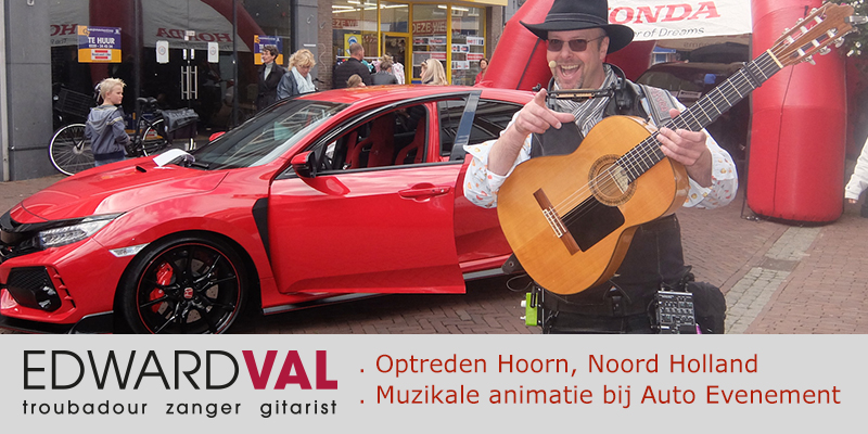 Zanger-gitarist-Edward-Val-Nijkerk-Feest-Troubadour-inhuren-Muzikaal-straattheater-Improvisatie-liedjes-Gasten-toezingen-Mobiele-live-muziek-muzikant