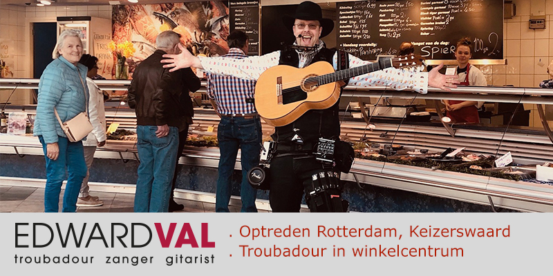 Rotterdam Winkelcentrum Keizerswaard Zuid Holland | Troubadour zanger gitarist Edward Val | Improvisatie liedjes | Vishandel Jaap den Ouden | Mobiele live muziek inhuren