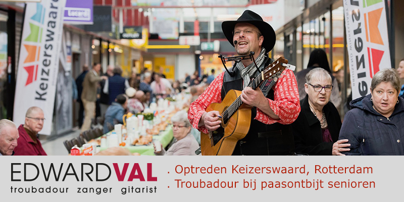 Troubadour zanger gitarist Edward Val | Optreden Paasontbijt senioren ouderen | Winkelcentrum Keizerswaard Rotterdam Zuid Holland | Improvisatieliedjes | Fotograaf Hans Tak | Muzikaal interactief entertainment