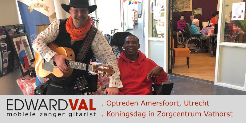 Zanger-gitarist-troubadour-Edward-Val-Optreden-St-Pieters-en-Blokland-Gasthuis-Amersfoort-Vathorst-Liedjes-senioren-dementie-alzheimer-Gezellig-samen-muziek