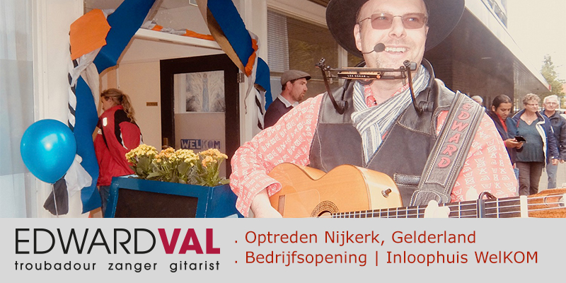 Zanger gitarist Edward Val | Welkom Willem Alexanderplein Samenwerking GGZ Centraal Gemeente Nijkerk inloophuis feestelijke opening troubadour gelderland