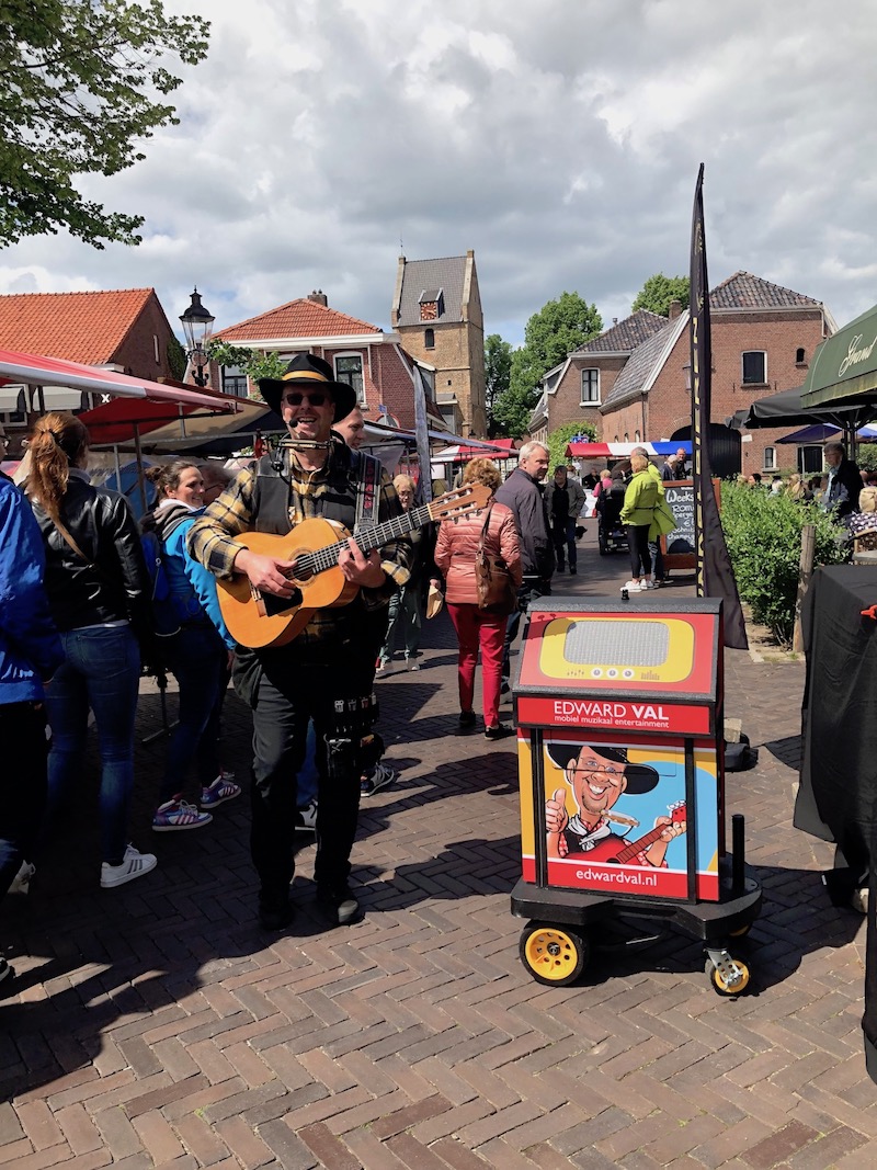 Boerenmarkt Losser | Braderie markt straatfeest buurtfeest optreden | Troubadour zanger Edward Val | mobiel entertainment gezellig sfeer