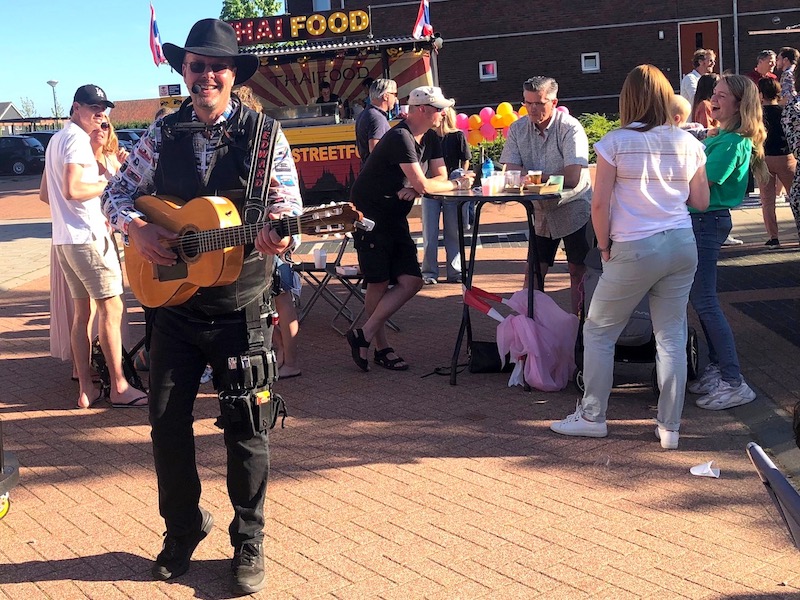 Buurtfeest straatfeest Wijdemeren | Troubadour zanger gitarist Edward Val | Mobiele live muziek | Muzikaal entertainment