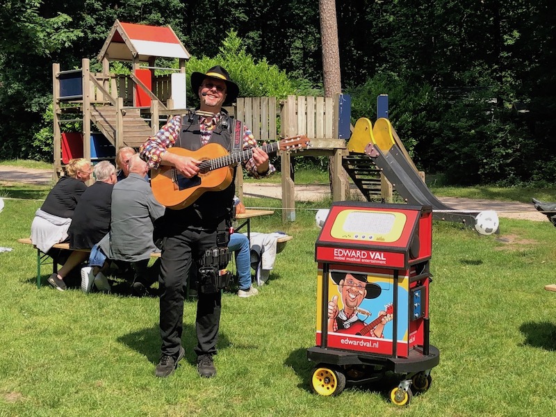 Camping Bonte Vlucht Doorn | Troubadour zanger gitarist Edward Val | Mobiele live muziek | Buurtfeestje BBQ feest buiten optreden vakantie live muziek