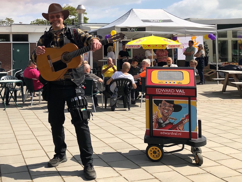 KLeef Run Apeldoorn | Sportpark Orderbos AV 34 | Troubadour Edward Val | Mobiele live muziek boeken | zanger gitarist feest inhuren Gelderland