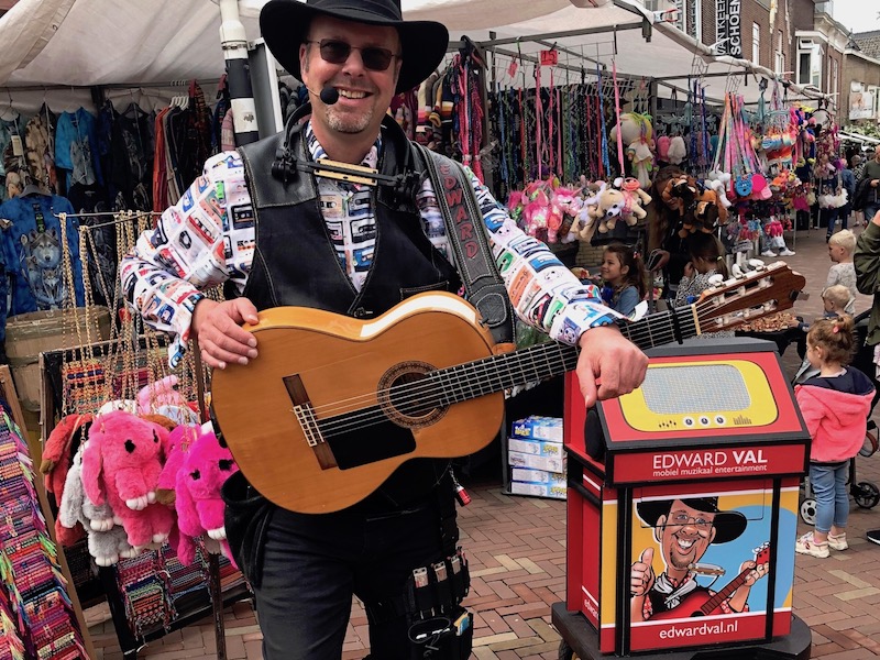 Troubadour Edward Val | Optreden Braderie markt winkelcentrum Bodegraven | Mobiele live muziek boeken | Utrecht Zuid Holland Gelderland Overijssel