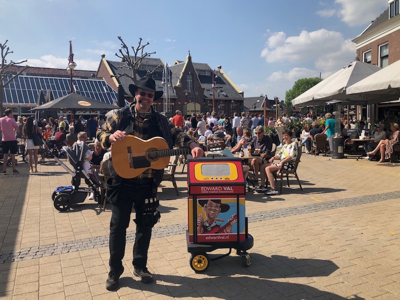 Veluwe Wandeltocht Nijkerk | Optreden troubadour Edward Val | Mobiele live muziek inhuren | Braderie markt plein winkelcentrum terrassen | Rondlopende muzikant