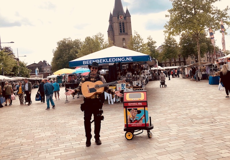 Weekmarkt Valkenswaard | Troubadour Edward Val | Mobiele live muziek boeken | Rondlopende muzikant markt braderie straatfeest inhuren | zanger gitarist