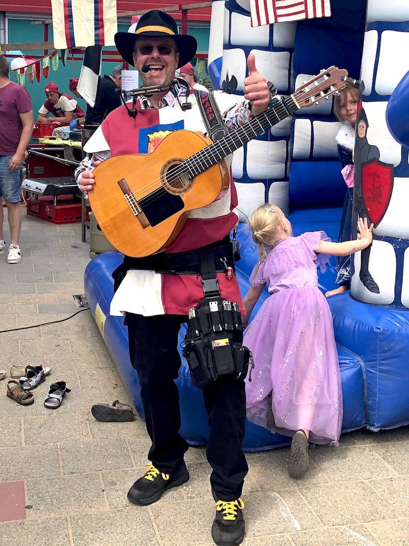 Basisschool De Overlaat Tolkamer Zevenaar Gelderland Feest Middeleeuwen Troubadour Edward Val | Mobiele zanger gitarist boeken