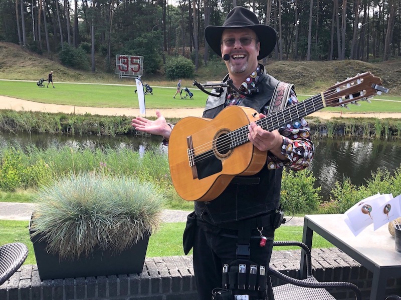 Golfbaan Rijk van Nunspeet | Troubadour zanger gitarist Edward Val | Mobiel optreden boeken inhuren | Rondlopende muzikant Nijkerk