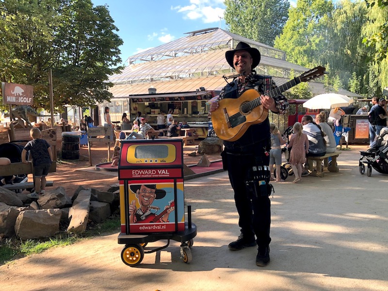 Dinoland Zwolle | Event Zomeravonden | Troubadour Edward Val | Zanger gitarist animatie inhuren | Mobiele live muziek boeken | Pretpark