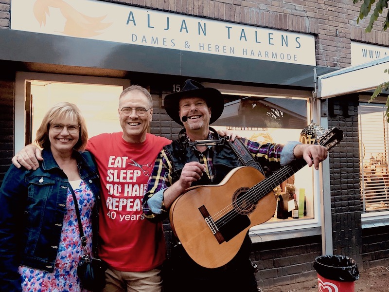 Aljan Talens Haarmode Warnsveld Zutphen Gelderland Troubadour Edward Val Mobiele live muziek boeken receptie zanger gitarist inhuren | 800