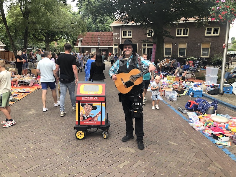 Dorpsdag Losser Oldenzaal Twente Straatfeest Braderie Markt Troubadour Edward Val Mobiele zanger gitarist boeken feest artiest inhuren | 8001