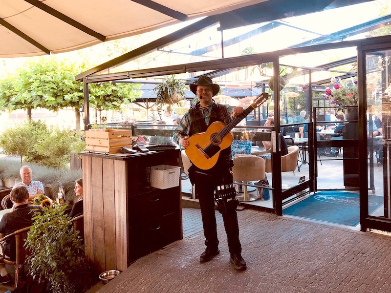 Restaurant Dorpskamer Ermelo optreden troubadour entertainer Edward Val diner Intermezzo zanger gitarist voorstelling in het zonnetje