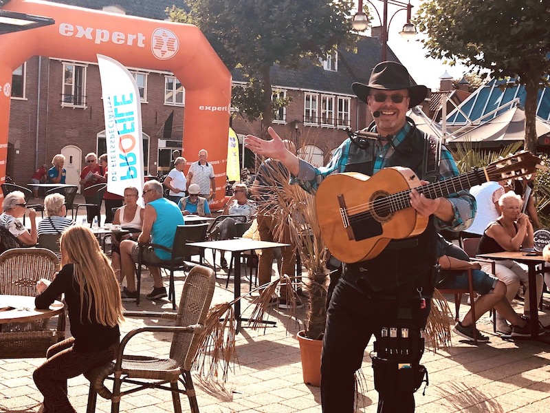 Troubadour Edward Val Marktpleijn Nijkerk Fiets Vierdaagse Fiets4daagse Mobiele live muziek zanger gitarist entertainment boeken | 02 800