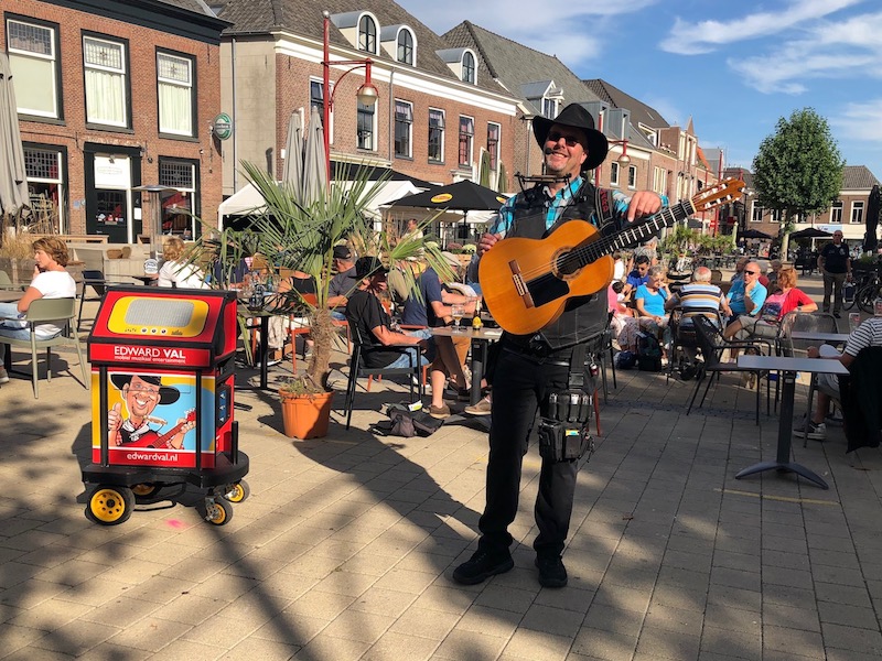 Troubadour Edward Val Marktpleijn Nijkerk Fiets Vierdaagse Fiets4daagse Mobiele live muziek zanger gitarist entertainment boeken | 01 800