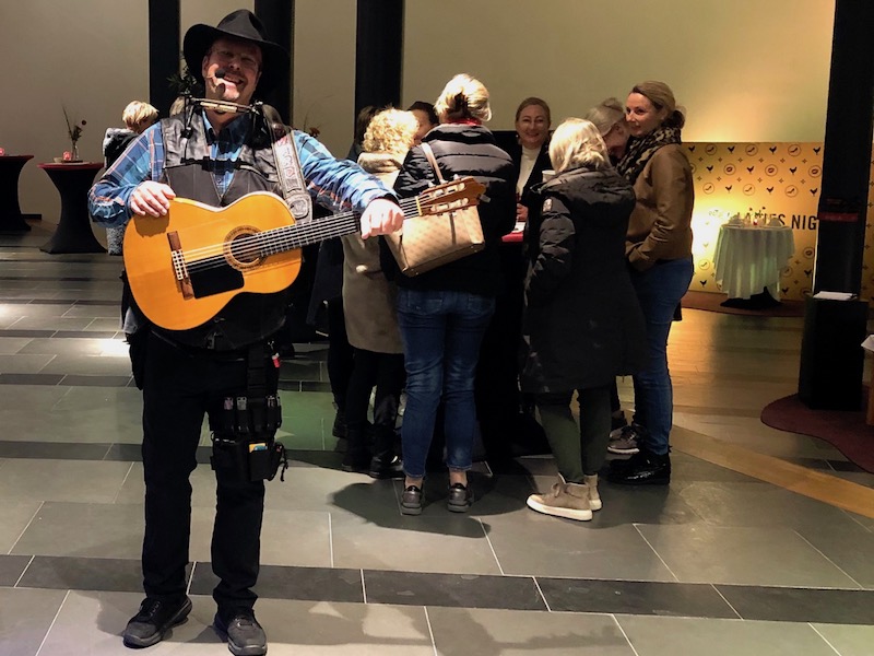 Troubadour Edward Val Nijkerk Gelderland Ladies Night Pathe Bioscoop Ede Rondlopende zanger gitarist mobiele muzikant Live achtergrondmuziek gezellige sfeer