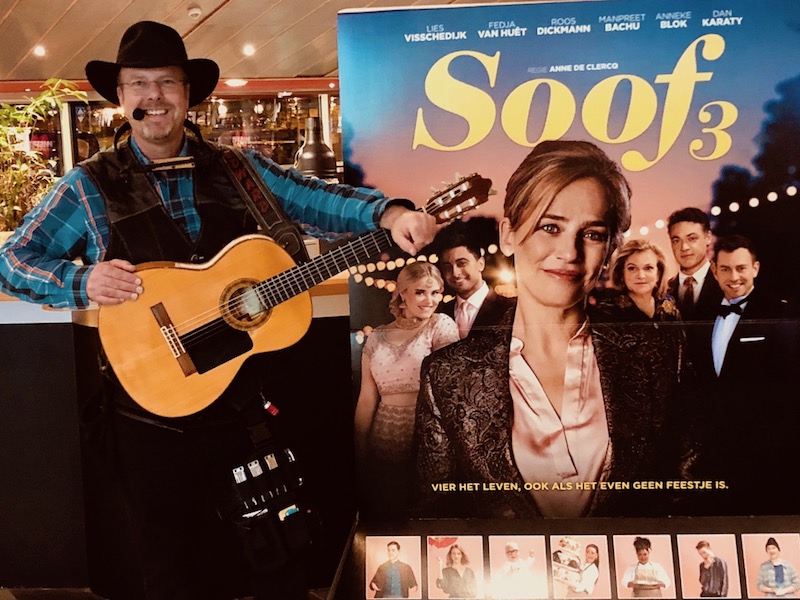 Troubadour Edward Val Nijkerk Gelderland Ladies Night Pathe Bioscoop Soof Ede Rondlopende zanger gitarist mobiele muzikant Live achtergrondmuziek gezellige sfeer