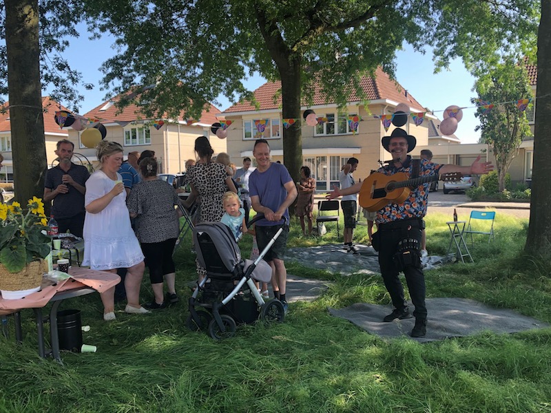 Buurtfeest Sneek Friesland optreden troubadour zanger gitarist Edward Val Akoestische live muziek boeken