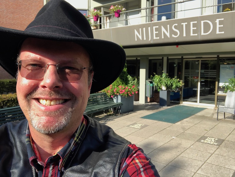 Zanger gitarist boeken Troubadour Edward Val inhuren moniele live muziek ouderen woonzorginstelling Nijenstede Beweging 3