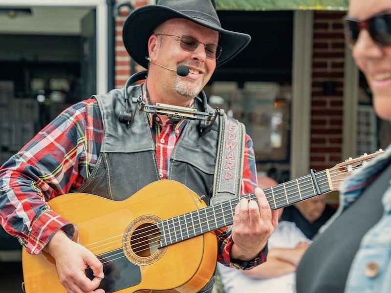 Troubadour Edward Val Losser Dorpsfeest Twente Oldenzaal Hengelo Gelderland Straatoptreden winkelcentrum zanger gitarist feest