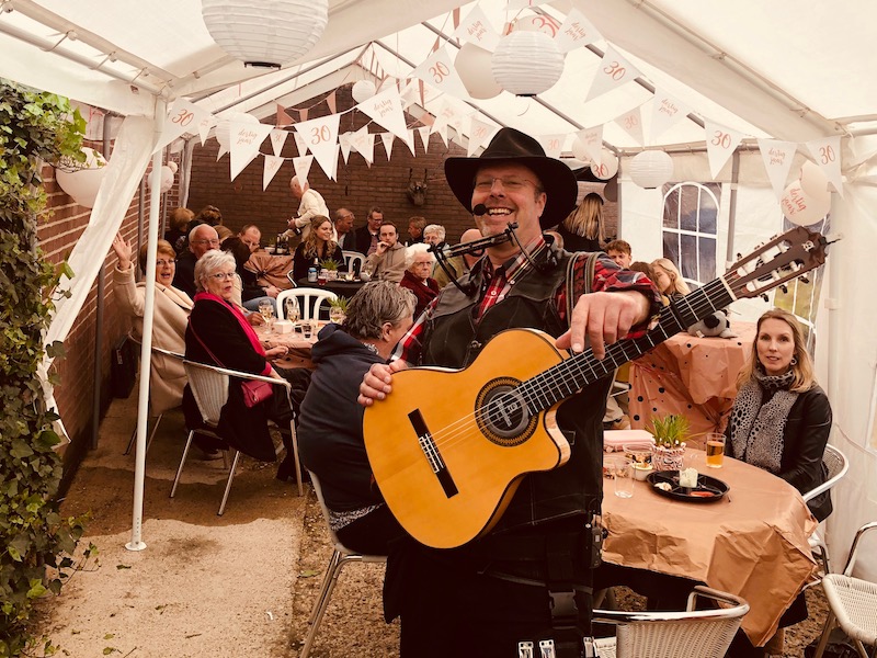 Troubadour Edward Val | Fruitpaleis Schimmel Doorn Utrecht Bedrijfsjubileum Feest Zanger gitarist mobiele live muziek entertainment boeken