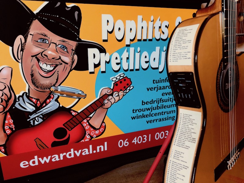 Troubadour Optreden Breda Brabant Pageking Bedrijfsfeest akoestische live muziek mobiel entertainment boeken zanger gitarist Edward Val huren