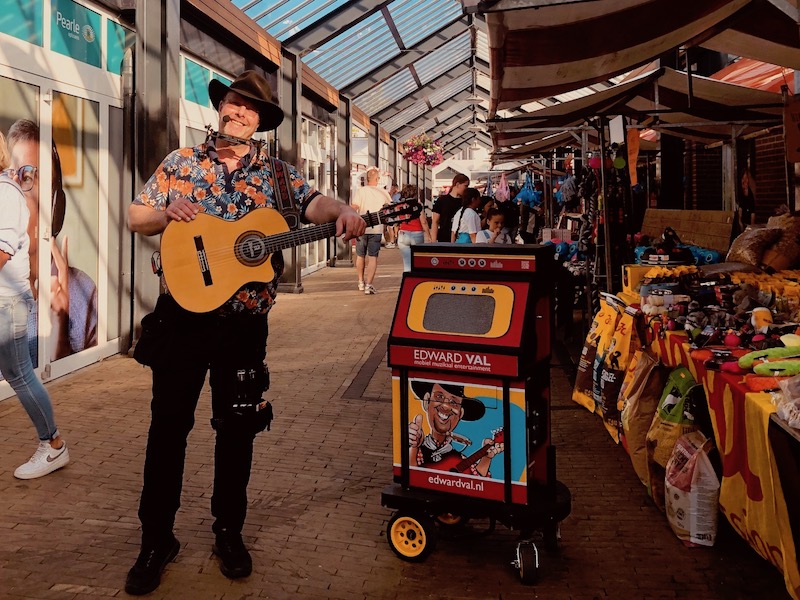 Troubadour zanger gitarist Edward Val Nijkerk Gelderland mobiel optreden winkelcentrum Wezep Oldebroek Veluwe sfeervol breed repertoire 