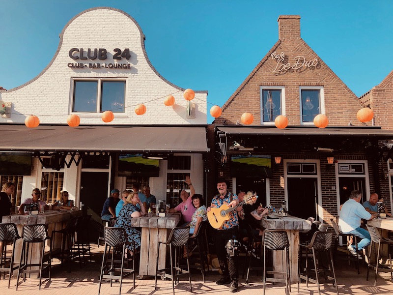 Troubadour zanger gitarist Edward Val | Optreden Lemmer De Friese Meren Friesland cafe bar Le Duc restaurant horeca gezellige sfeer op terras visserijdagen