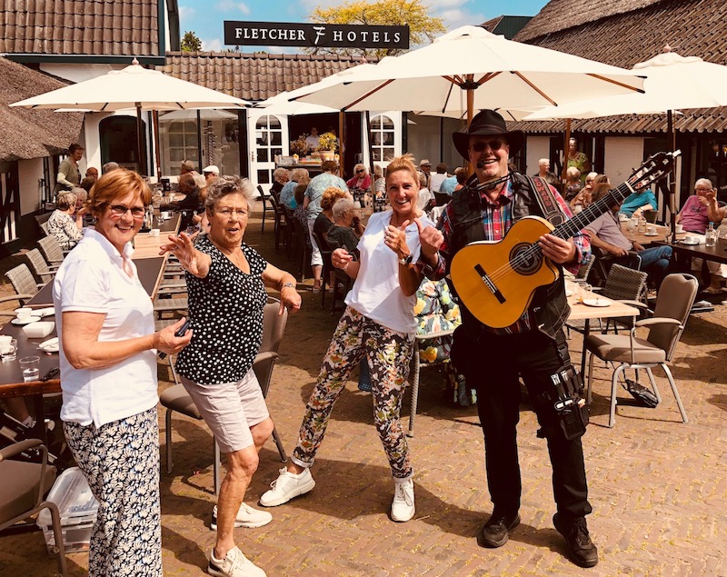 Troubadour zanger gitarist Edward Val | Optreden Zonnebloem Hoevelaken | Fletcher restaurant De Klepperman