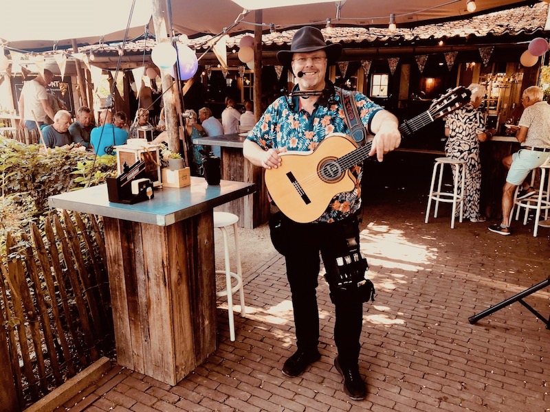 Troubadour zanger gitarist Edward Val Optreden Drunen Waalwijk Hierden Herberg De 3 Linden Kapschuur Feestzaal sfeervol Live achtergrondmuziek Brabant