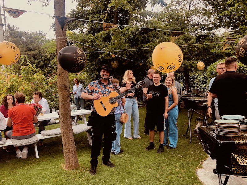 Troubadour zanger gitarist live muziek Edward Val optreden boeken tuinfeest verjaardag 60 jaar Medemblik Noord Holland