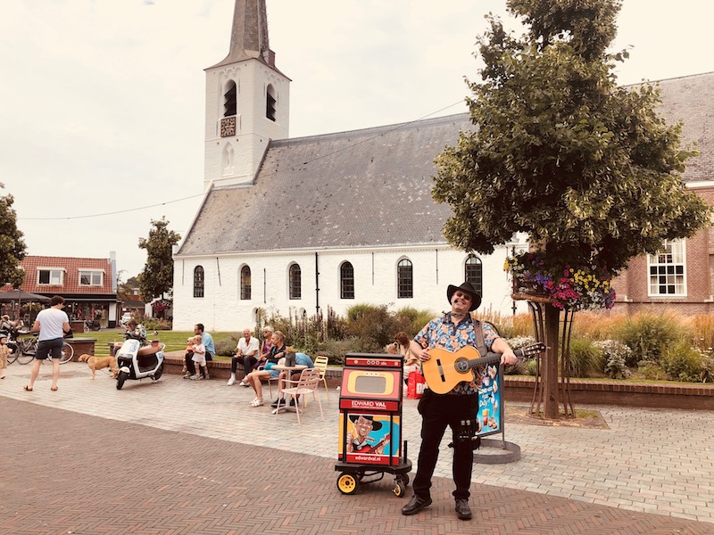 Optreden Troubadour Edward Val winkelcentrum Noordwijkerhout | Mobiel muzikaal entertainment zanger gitarist boeken Noord Holland