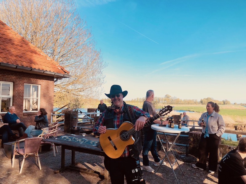 Troubadour Edward Val | Mobiele live muziek bij Gemaal Kampen Overijssel | Zanger gitarist bij feestje boeken